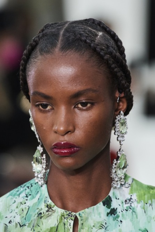 عرض أزياء Giambattista Valli لربيع وصيف 2022 من أسبوع الموضة في باريس