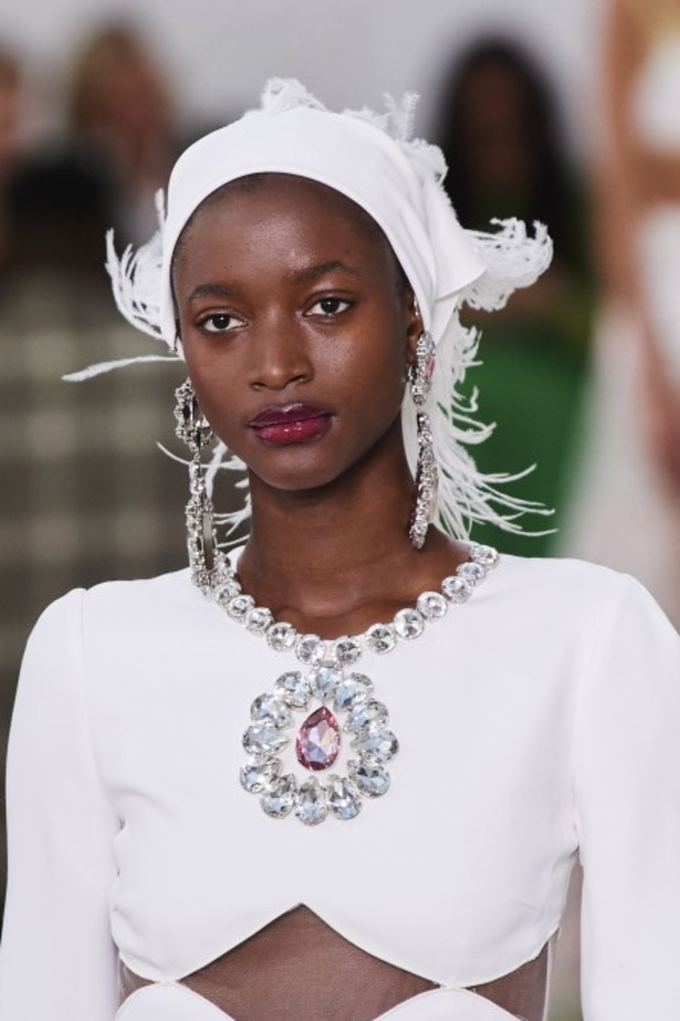 عرض أزياء Giambattista Valli لربيع وصيف 2022 من أسبوع الموضة في باريس