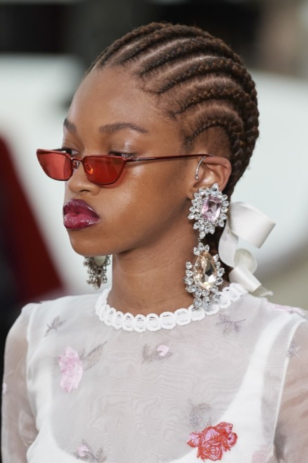 عرض أزياء Giambattista Valli لربيع وصيف 2022 من أسبوع الموضة في باريس