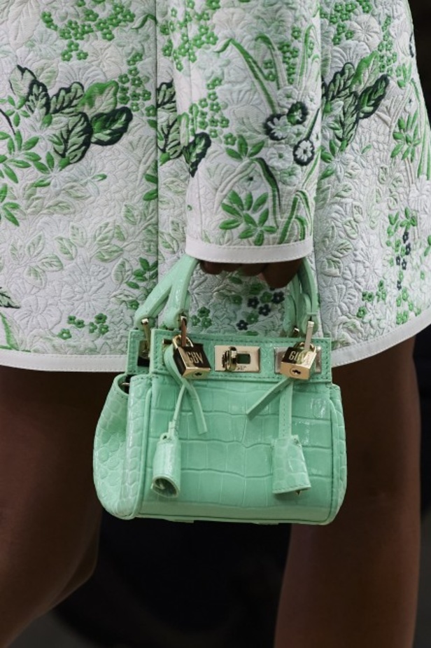 عرض أزياء Giambattista Valli لربيع وصيف 2022 من أسبوع الموضة في باريس