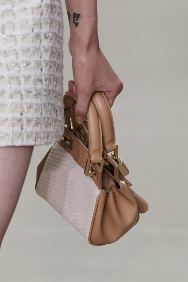 عرض أزياء Giambattista Valli لربيع وصيف 2022 من أسبوع الموضة في باريس