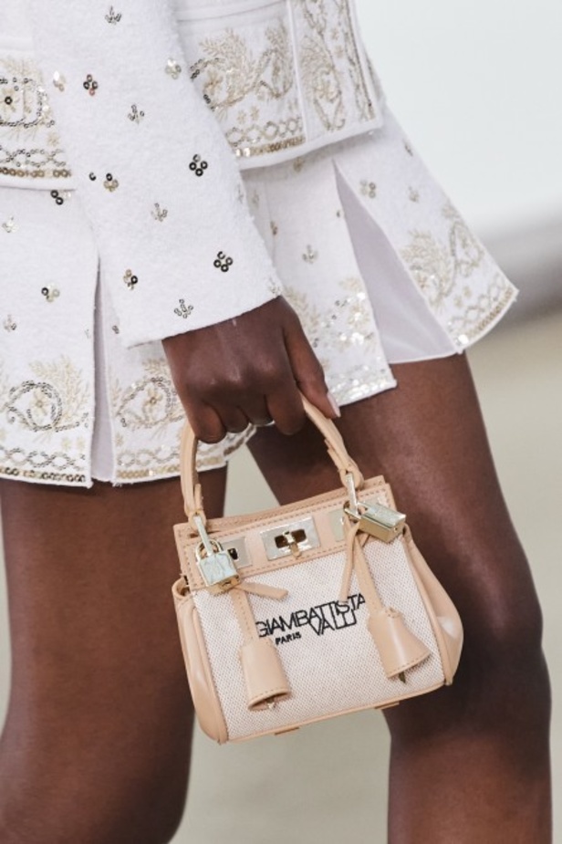 عرض أزياء Giambattista Valli لربيع وصيف 2022 من أسبوع الموضة في باريس