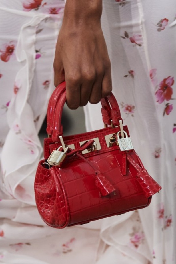 عرض أزياء Giambattista Valli لربيع وصيف 2022 من أسبوع الموضة في باريس