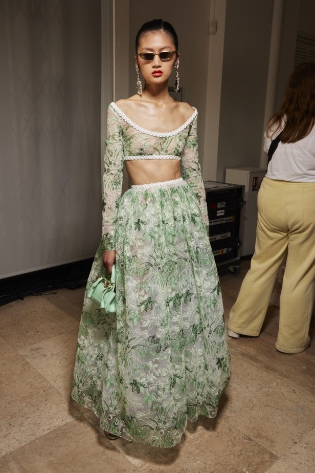 عرض أزياء Giambattista Valli لربيع وصيف 2022 من أسبوع الموضة في باريس