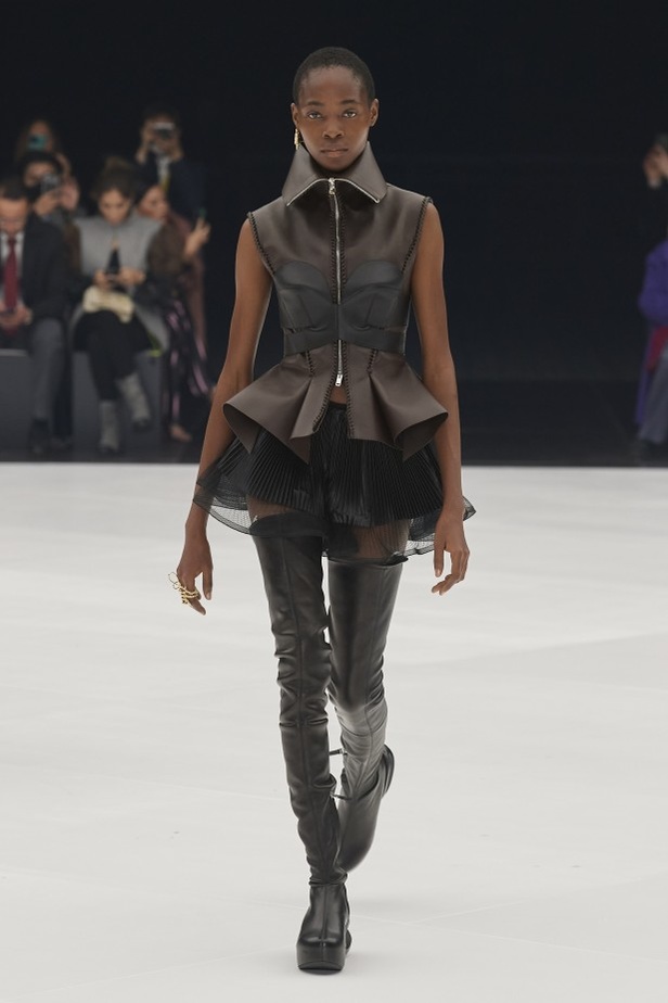 عرض أزياء Givenchy لربيع وصيف 2022 من أسبوع الموضة في باريس