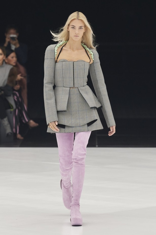 عرض أزياء Givenchy لربيع وصيف 2022 من أسبوع الموضة في باريس