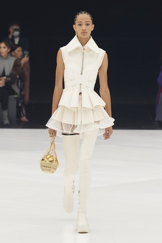 عرض أزياء Givenchy لربيع وصيف 2022 من أسبوع الموضة في باريس