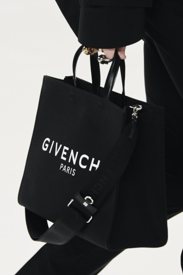 عرض أزياء Givenchy لربيع وصيف 2022 من أسبوع الموضة في باريس