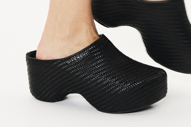 عرض أزياء Givenchy لربيع وصيف 2022 من أسبوع الموضة في باريس