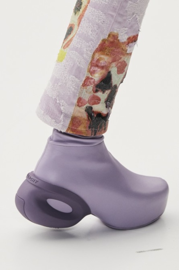 عرض أزياء Givenchy لربيع وصيف 2022 من أسبوع الموضة في باريس