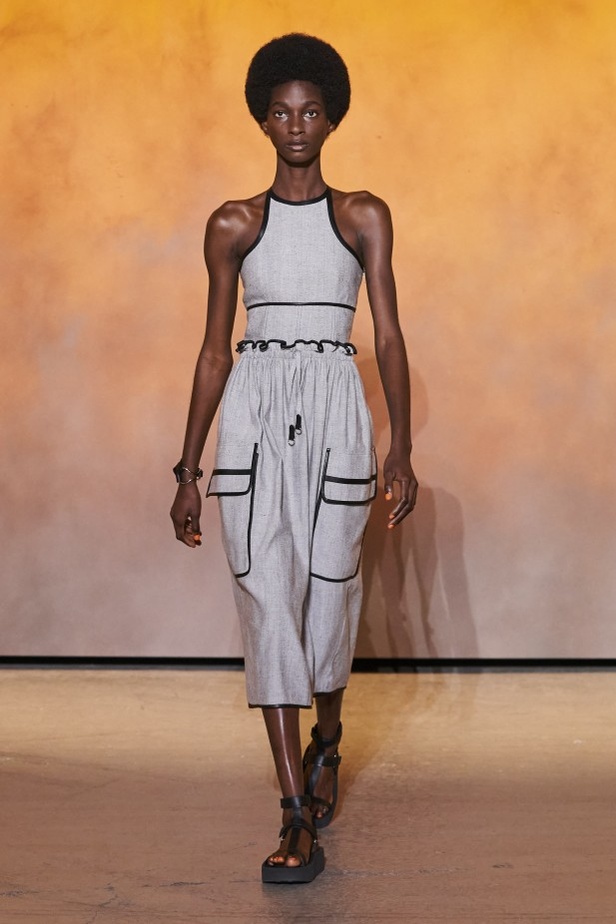 عرض أزياء مجموعة Hermes لربيع وصيف 2022 من أسبوع الموضة في باريس