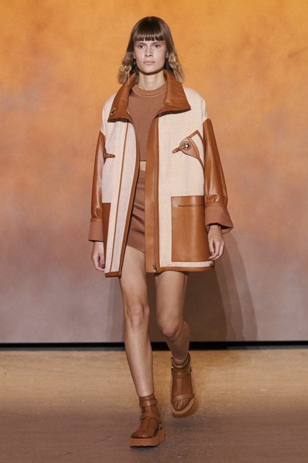 عرض أزياء مجموعة Hermes لربيع وصيف 2022 من أسبوع الموضة في باريس