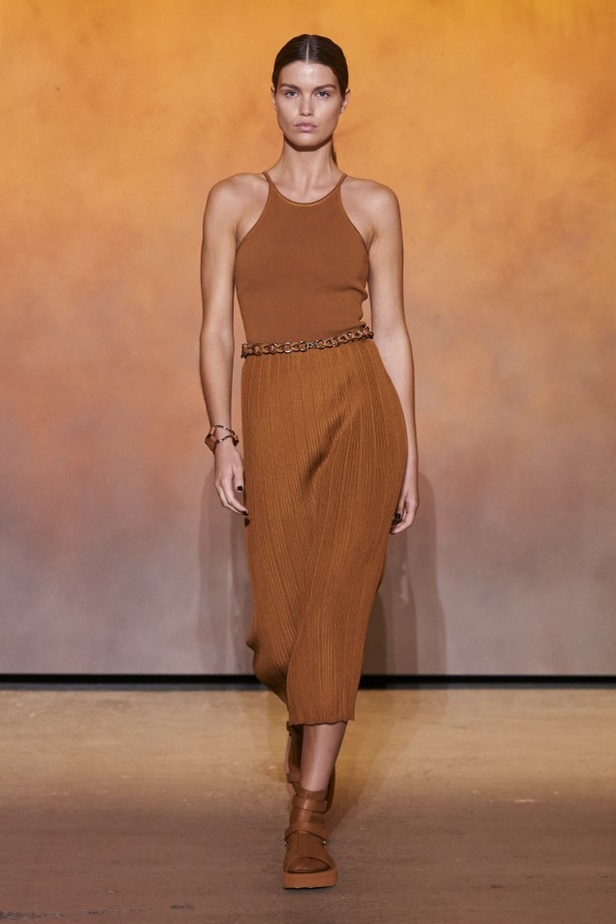 عرض أزياء مجموعة Hermes لربيع وصيف 2022 من أسبوع الموضة في باريس