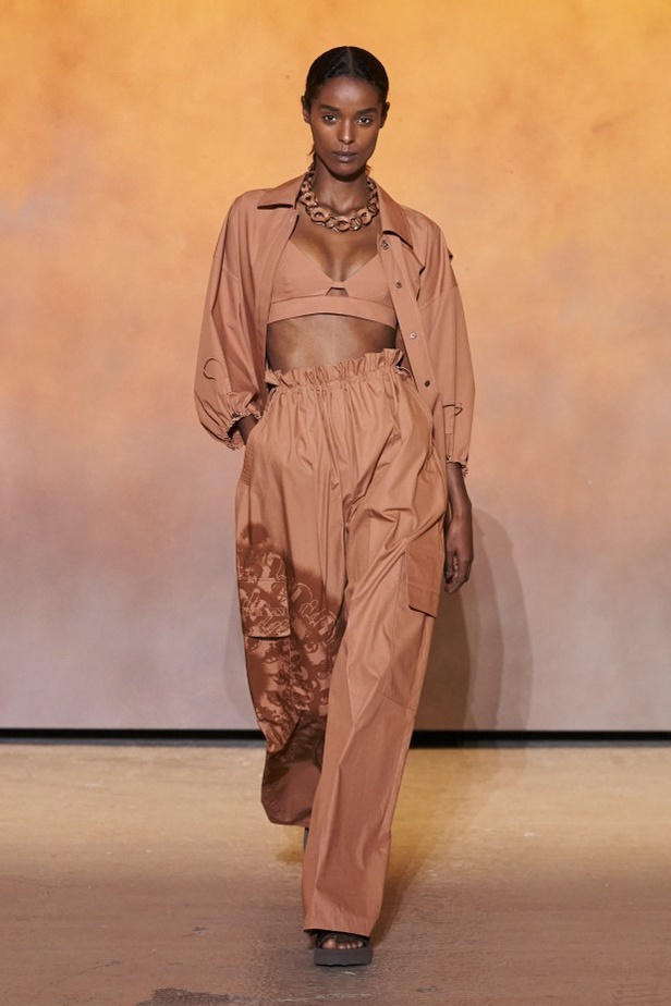 عرض أزياء مجموعة Hermes لربيع وصيف 2022 من أسبوع الموضة في باريس