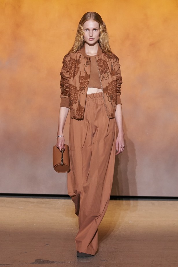 عرض أزياء مجموعة Hermes لربيع وصيف 2022 من أسبوع الموضة في باريس