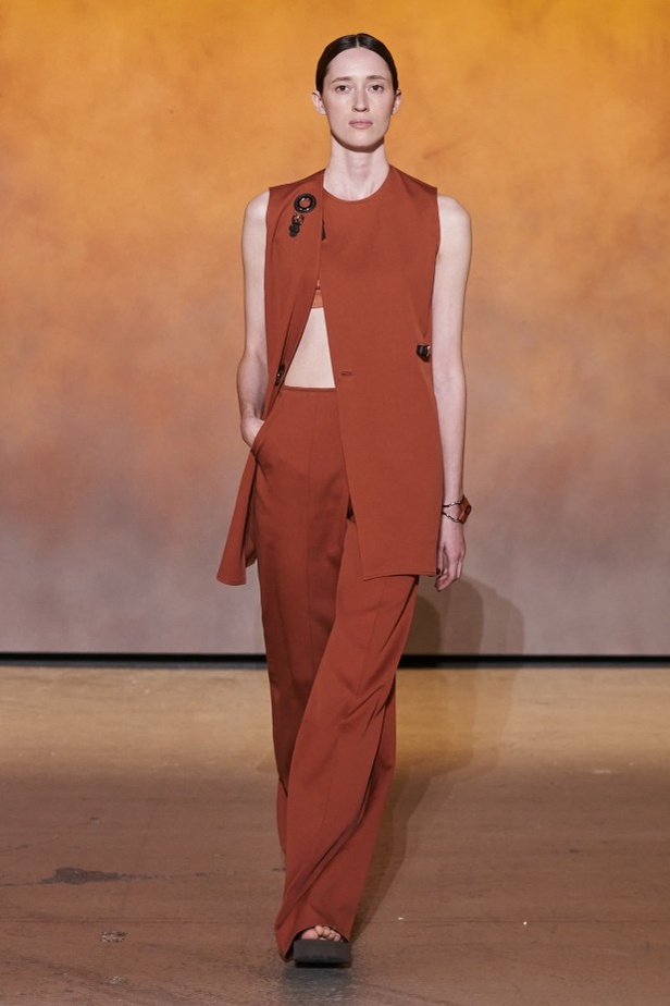 عرض أزياء مجموعة Hermes لربيع وصيف 2022 من أسبوع الموضة في باريس