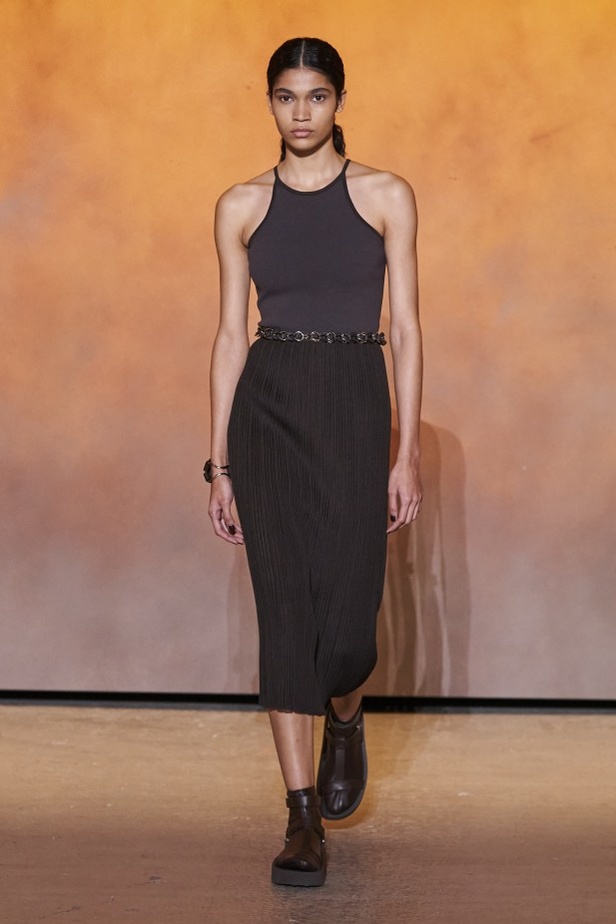 عرض أزياء مجموعة Hermes لربيع وصيف 2022 من أسبوع الموضة في باريس