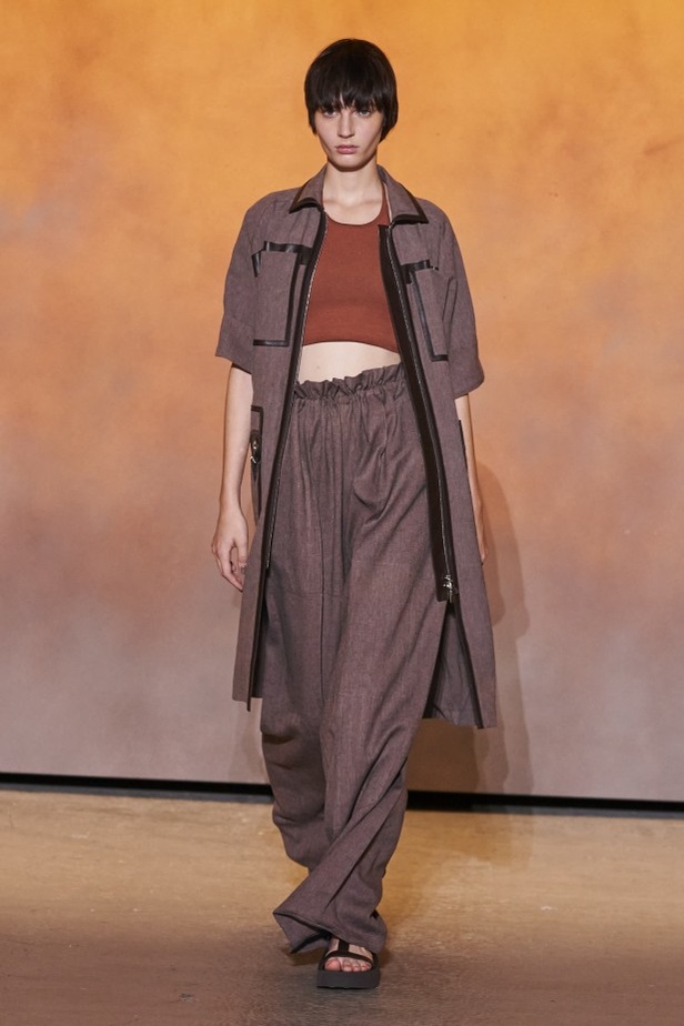 عرض أزياء مجموعة Hermes لربيع وصيف 2022 من أسبوع الموضة في باريس