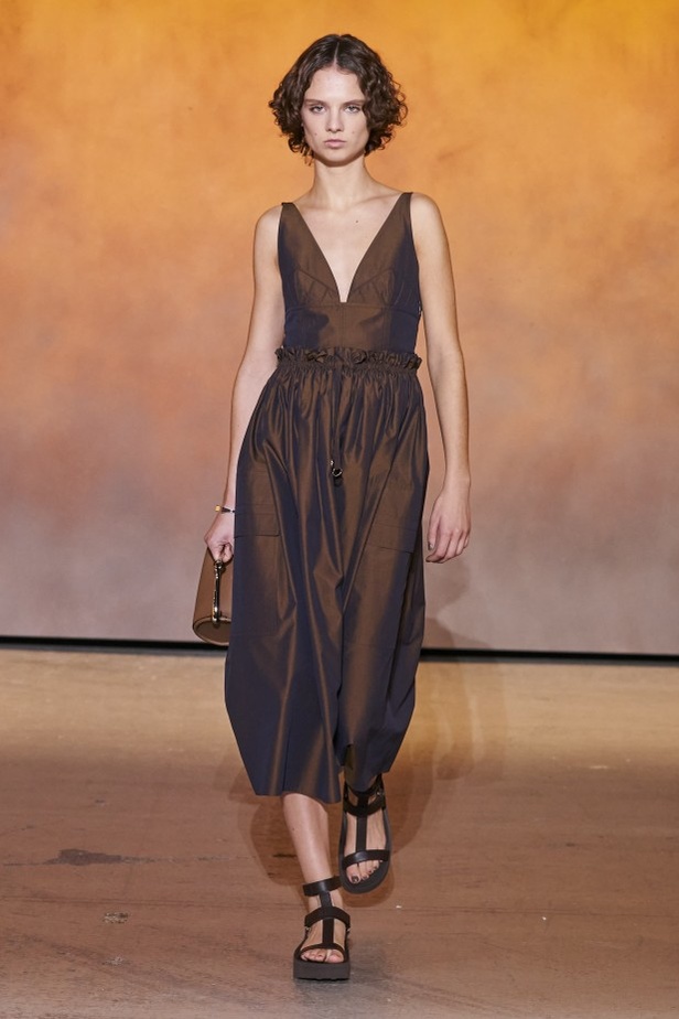 عرض أزياء مجموعة Hermes لربيع وصيف 2022 من أسبوع الموضة في باريس