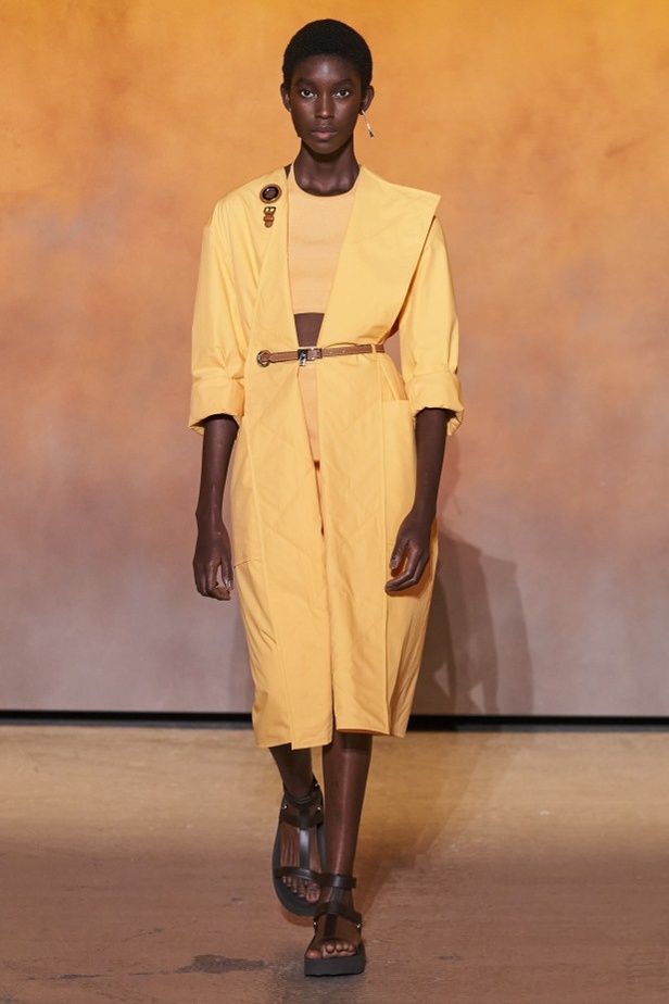 عرض أزياء مجموعة Hermes لربيع وصيف 2022 من أسبوع الموضة في باريس