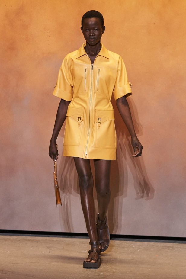 عرض أزياء مجموعة Hermes لربيع وصيف 2022 من أسبوع الموضة في باريس