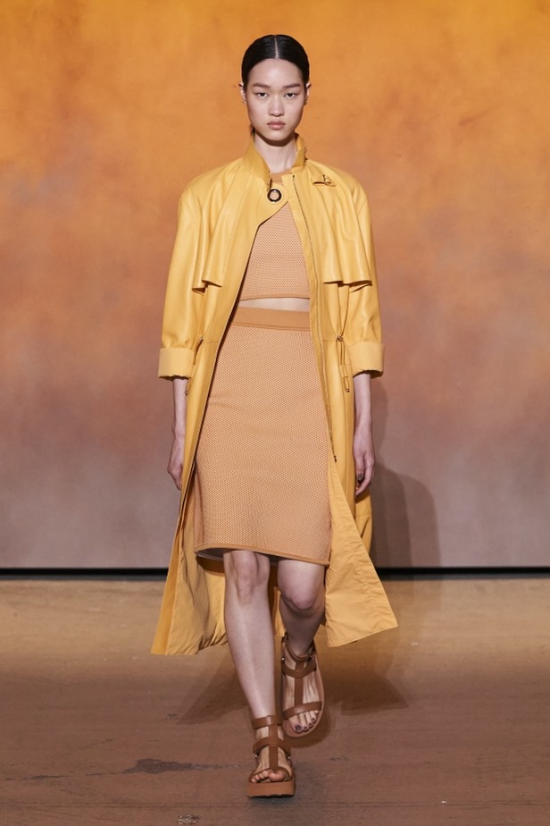 عرض أزياء مجموعة Hermes لربيع وصيف 2022 من أسبوع الموضة في باريس