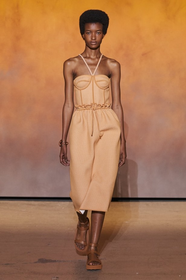 عرض أزياء مجموعة Hermes لربيع وصيف 2022 من أسبوع الموضة في باريس