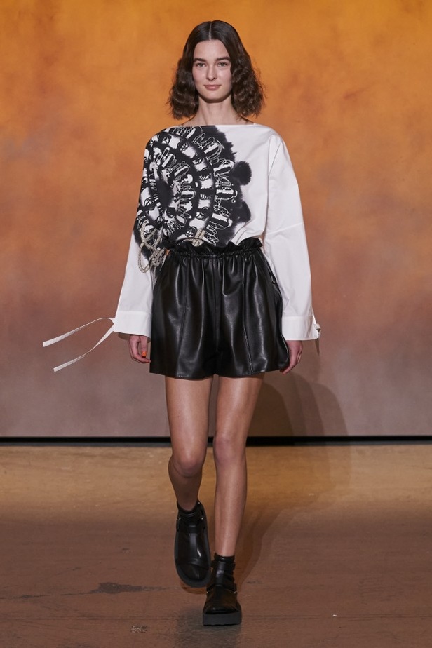 عرض أزياء مجموعة Hermes لربيع وصيف 2022 من أسبوع الموضة في باريس