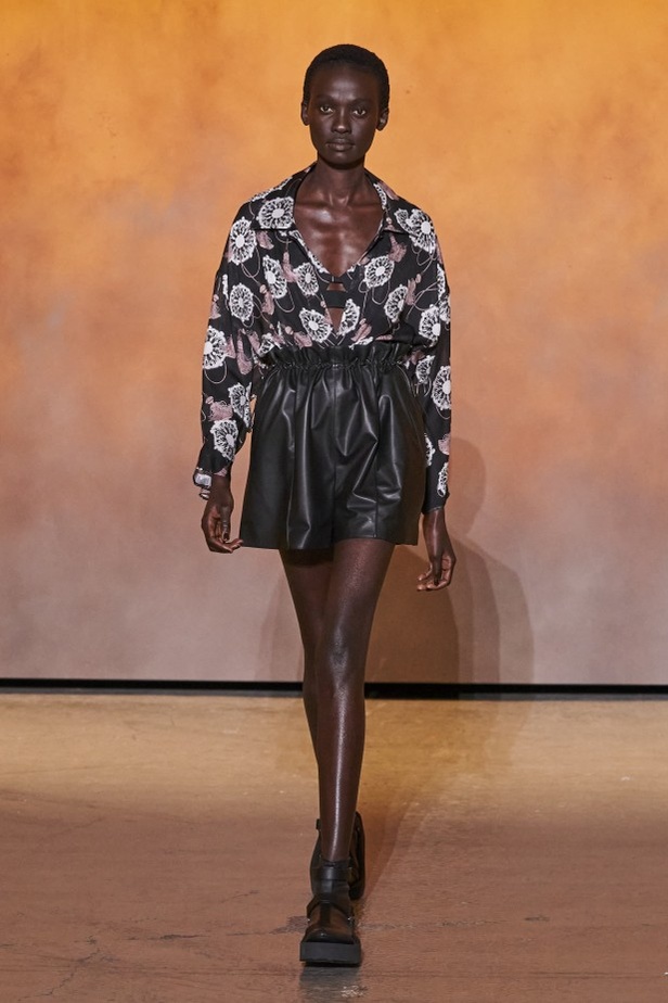 عرض أزياء مجموعة Hermes لربيع وصيف 2022 من أسبوع الموضة في باريس