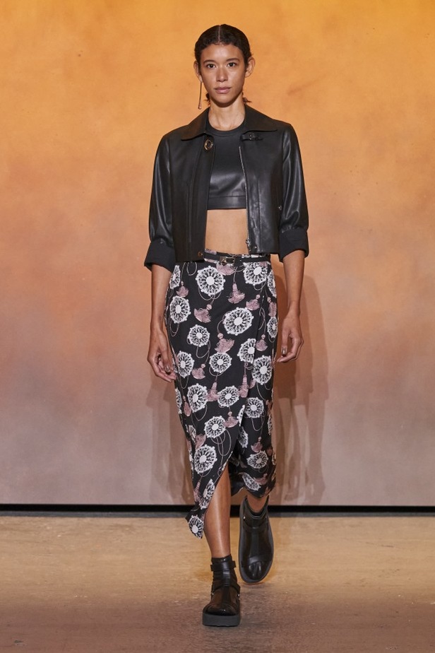 عرض أزياء مجموعة Hermes لربيع وصيف 2022 من أسبوع الموضة في باريس