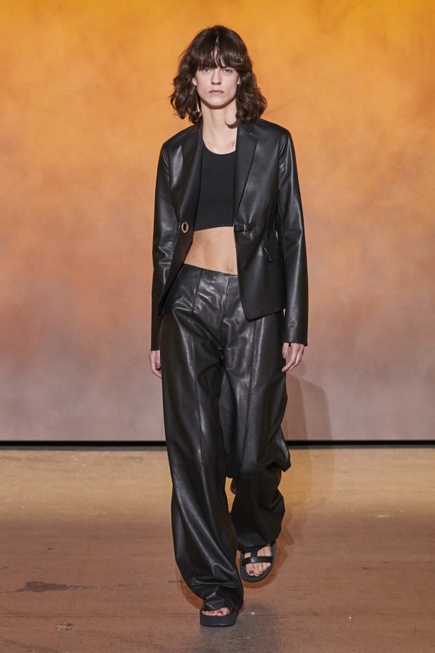 عرض أزياء مجموعة Hermes لربيع وصيف 2022 من أسبوع الموضة في باريس