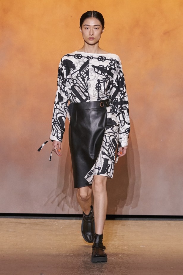 عرض أزياء مجموعة Hermes لربيع وصيف 2022 من أسبوع الموضة في باريس