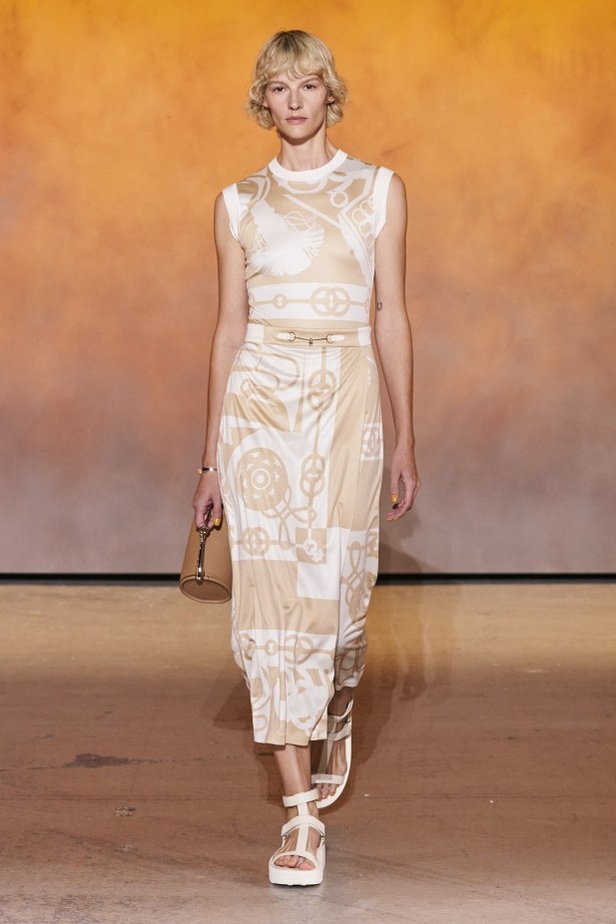 عرض أزياء مجموعة Hermes لربيع وصيف 2022 من أسبوع الموضة في باريس