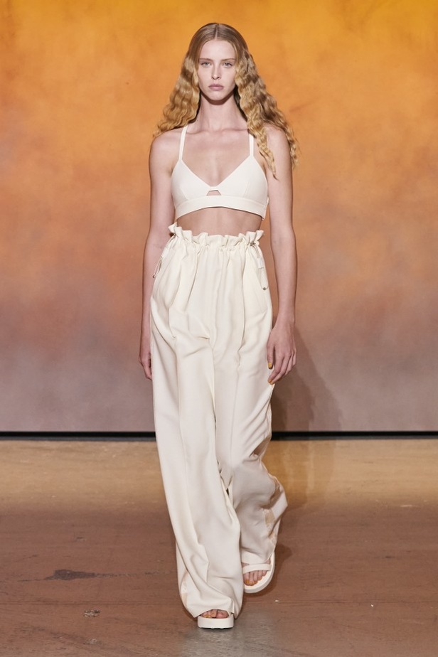 عرض أزياء مجموعة Hermes لربيع وصيف 2022 من أسبوع الموضة في باريس