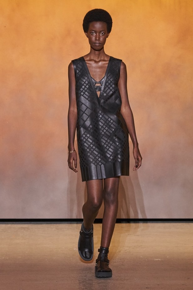 عرض أزياء مجموعة Hermes لربيع وصيف 2022 من أسبوع الموضة في باريس