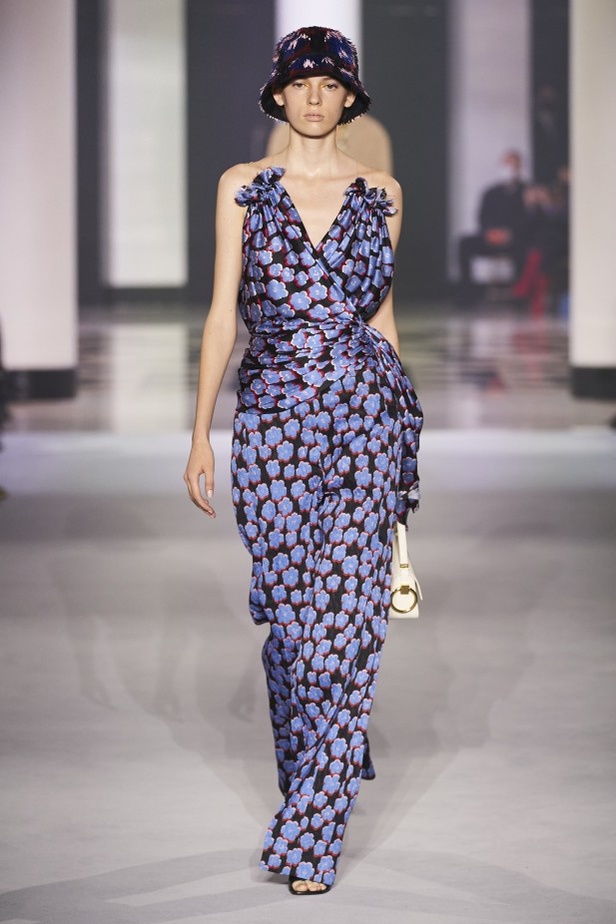 عرض أزياء Lanvin لربيع وصيف 2022 من أسبوع الموضة في باريس 