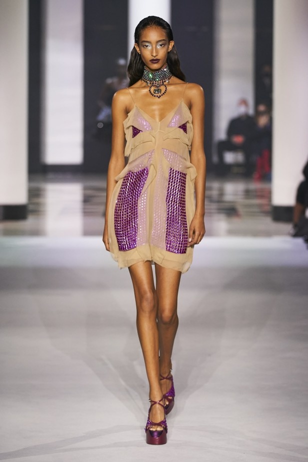 عرض أزياء Lanvin لربيع وصيف 2022 من أسبوع الموضة في باريس 