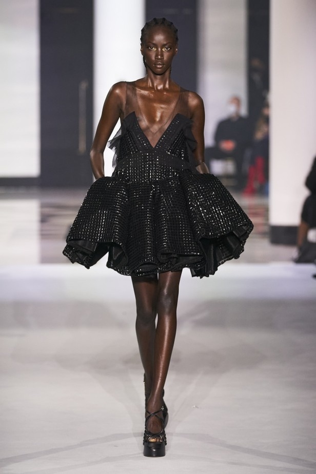 عرض أزياء Lanvin لربيع وصيف 2022 من أسبوع الموضة في باريس 