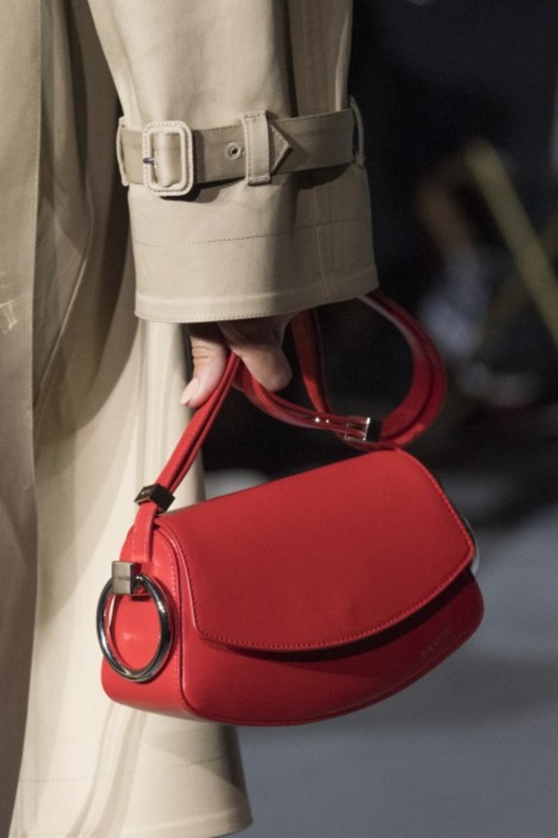 عرض أزياء Lanvin لربيع وصيف 2022 من أسبوع الموضة في باريس 