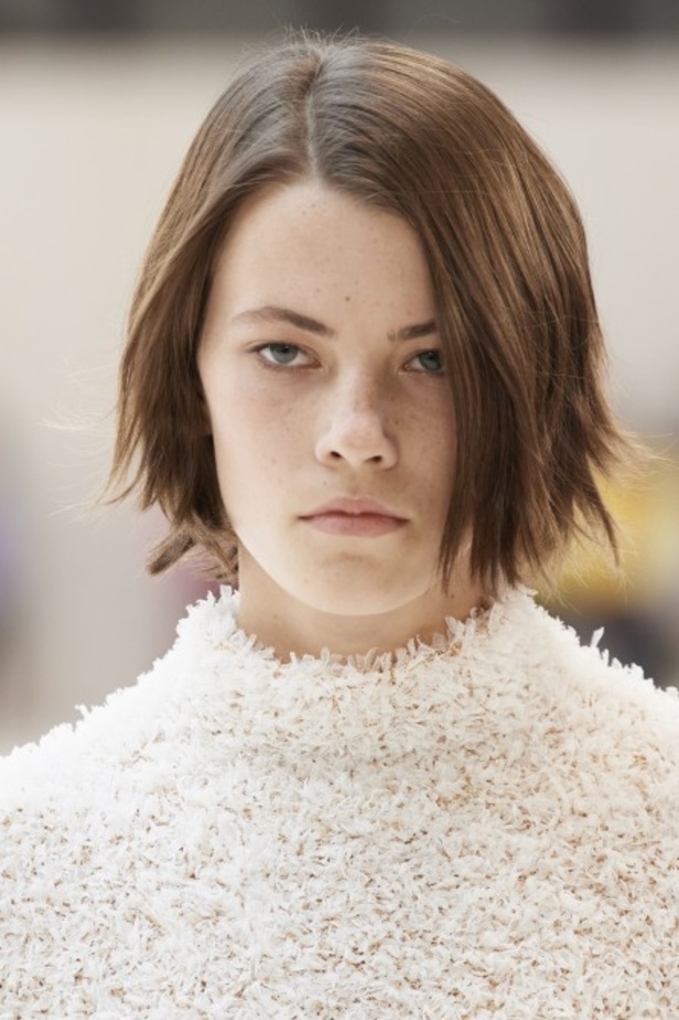 عرض أزياء لويفي لموسم ربيع وصيف 2022