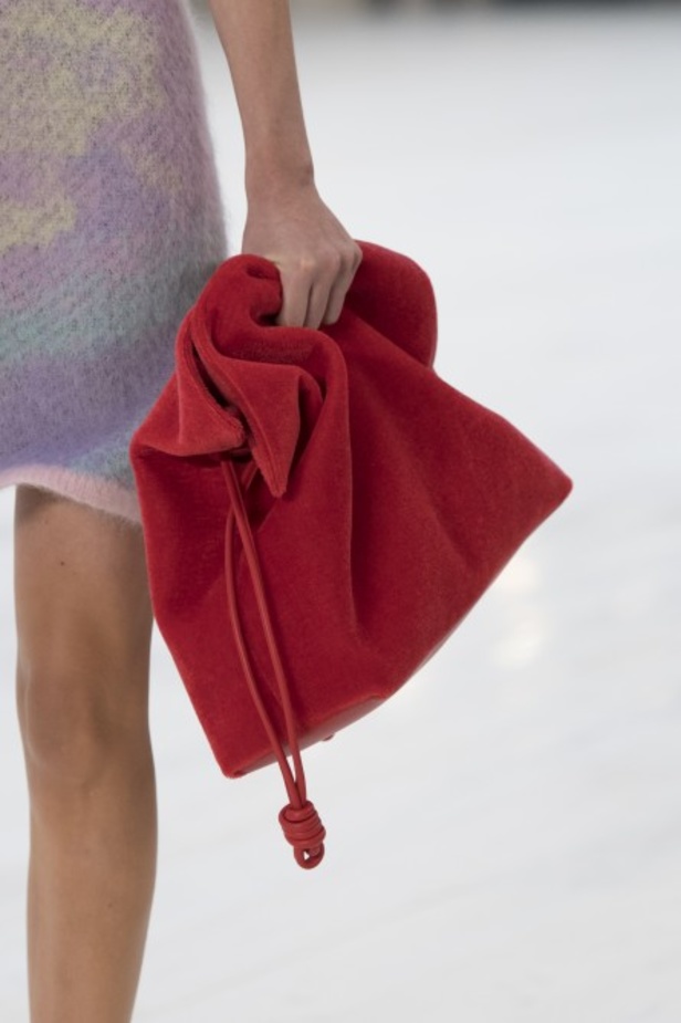 عرض أزياء لويفي لموسم ربيع وصيف 2022