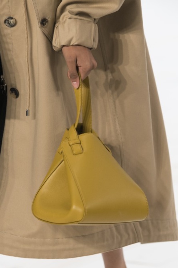 عرض أزياء لويفي لموسم ربيع وصيف 2022