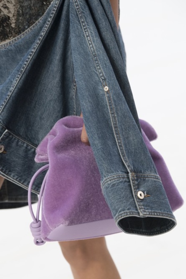 عرض أزياء لويفي لموسم ربيع وصيف 2022