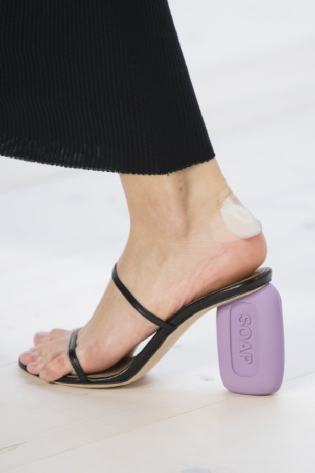 عرض أزياء لويفي لموسم ربيع وصيف 2022