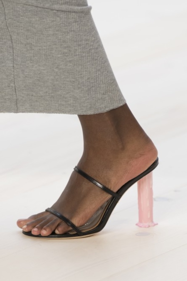 عرض أزياء لويفي لموسم ربيع وصيف 2022