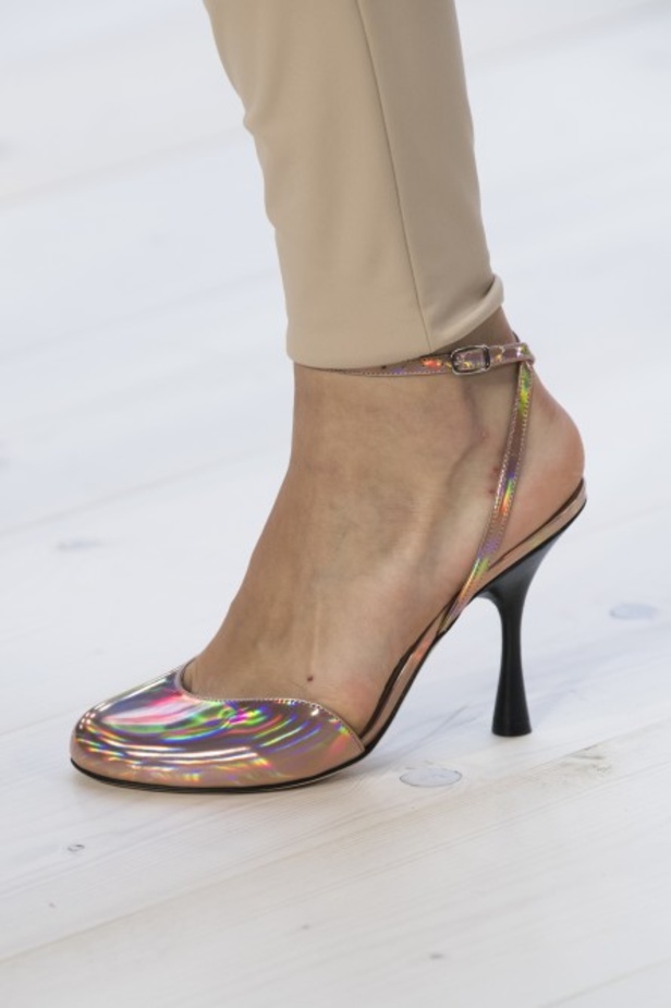 عرض أزياء لويفي لموسم ربيع وصيف 2022