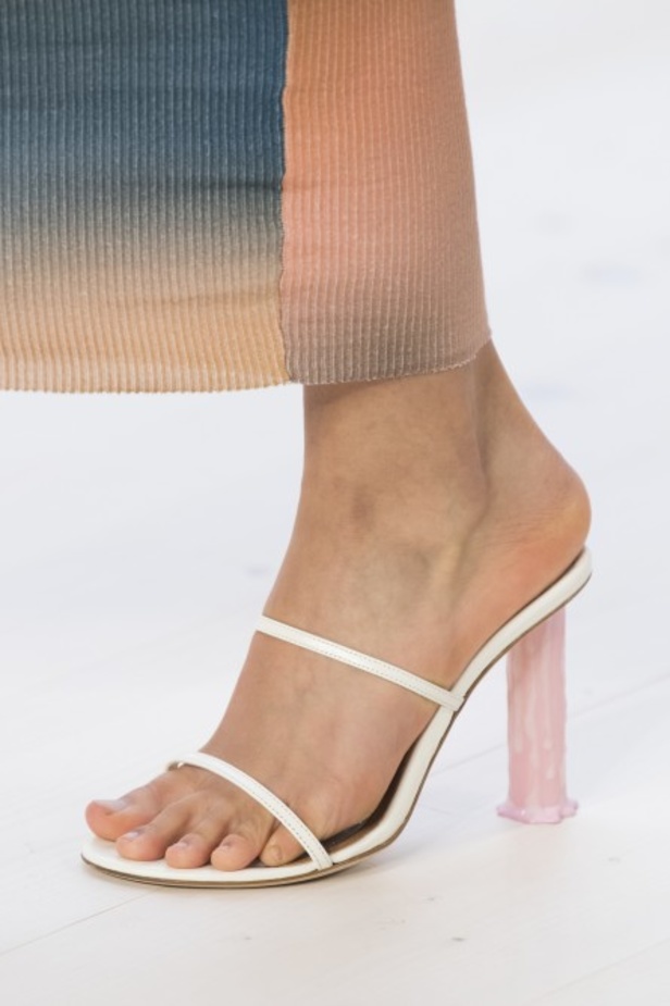 عرض أزياء لويفي لموسم ربيع وصيف 2022