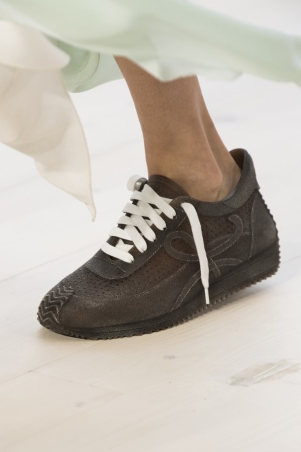 عرض أزياء لويفي لموسم ربيع وصيف 2022