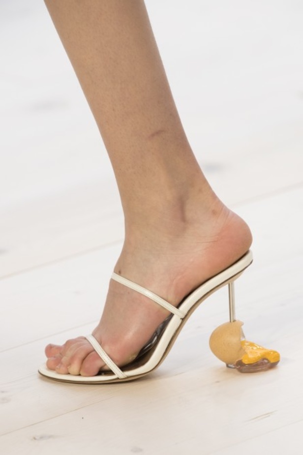 عرض أزياء لويفي لموسم ربيع وصيف 2022