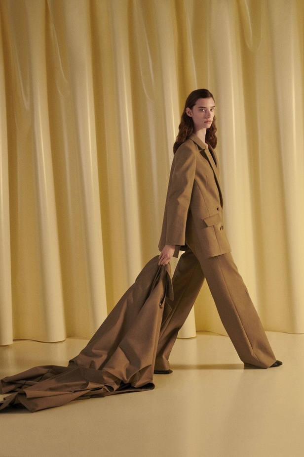 عرض أزياء Maison Rabih Kayrouz لربيع وصيف 2022 من أسبوع الموضة في باريس